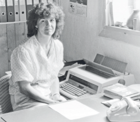 Denise Destraz, à ses débuts en 1985, travaille en son bureau du secrétariat Scriba à Vuarat. STUDIO CURCHOD