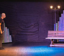 Soizic Lugon dans le rôle de Anna, Adrian Maurer dans celui d’Ali et Aurélie Turrian, ici dans celui de l’instinct (à g.) évoluent sur scène alors que Valentin Savio gère le son et les lumières. RÉGINE GAPANY