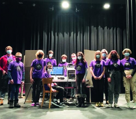 Proposer cinq jours de direct à la radio ne s’improvise pas. Les jeunes animateurs ont répété pendant plusieurs heures sur la scène de l’Univers@lle. DR