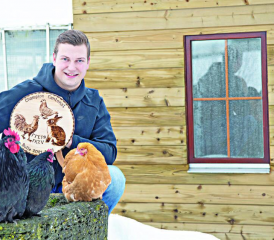 Sylvain Carrel, champion fribourgeois d’aviculture, et ses Orpington naines, au Crêt. RÉGINE GAPANY