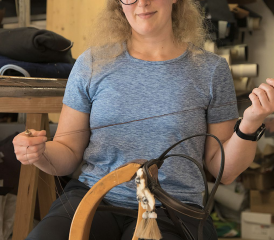 Stéphanie Dufresne prend garde à la température de son atelier, qui ne doit être ni trop chaud, ni trop sec pour ses cuirs, notamment les naturels, dont elle apprécie particulièrement la couleur. RÉGINE GAPANY