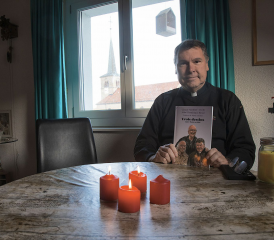L’Abbé Dominique Rimaz vit depuis trois ans à Semsales, dans son appartement au dernier étage avec son chat et vue sur l’église. RÉGINE GAPANY