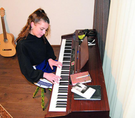 C’est déjà sur ce piano qu’Esmė a composé ses premières chansons à l’âge de six ans. Elle vivait alors en Belgique. LE MESSAGER