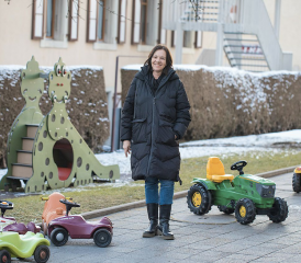 Ursula Colliard et ses collègues profitent tous les jours et par tous les temps du jardin de l’école maternelle du centre de Châtel-St-Denis avec les enfants. RÉGINE GAPANY