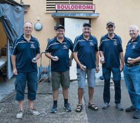 Jean-François Silva, au centre, entouré des quatre autres membres du comité en exercice. RÉGINE GAPANY – ARCHIVE