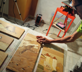 Sandrino Dolci, décrivant l’une de ses œuvres, indique qu’il s’agit d’un gypaète de Derborence volant devant la Quille du Diable, éperon rocheux au-dessus de Sion. CM