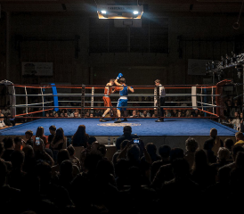Ancien boxeur professionnel, le Veveysan Bertrand Bossel (en blanc) a arbitré le meeting du BC Châtel pour la dixième fois, samedi soir, à Palézieux. PHOTOS CHLOÉ LAMBERT
