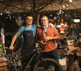 Christophe et son frère le bronzier d’art Jean-Marc Dereix dans leur magasin d’Oron. LEÏLA KRAFTSIK