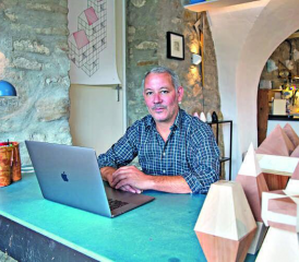 Le sculpteur Christian Pauchon a pris de la hauteur en s’installant il y a dix ans à Semsales. PHOTOS R ÉGINE GAPANY