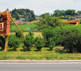 Le rond-point du Genévrier, à la sortie de l’autoroute à St-Légier, a été embelli des œuvres de Philippe Alibert. VJ
