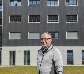 «Beaucoup d’électriciens et de couvreurs posent déjà des panneaux solaires dans leur entreprise», note le responsable pour la formation professionnelle de la Suisse romande chez Polybat Sébastien Cettou. RÉGINE GAPANY