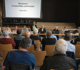 La syndique Noémie Berthoud a débuté l’assemblée communale de mardi en évoquant l’instruction préliminaire. RÉGINE GAPANY
