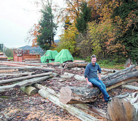 L’Attalensois Philippe Alibert n’est jamais aussi heureux qu’avec une tronçonneuse dans la main. RÉGINE GAPANY