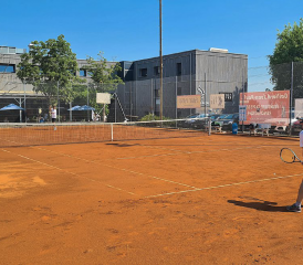 Damien Zwahlen (au premier plan) a participé au tournoi dimanche, avant de vite rejoindre sa compagne et leur fils nouveau-né à la maternité. Ci-dessous Jordan Van Woerden, Laurent Vilain (responsable interclubs au TCLP), Joël Veri, Loris Charrière (capitaine), Romain Peytrignet, Mathéo Grandchamp et Kamil Jurgielewicz. DR