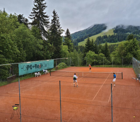 Sis au centre de la station des Paccots, à 1050 mètres d’altitude, le club de tennis local possède deux courts en revêtement quatre saisons. LORIS CHARRIÈRE
