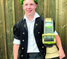 Samedi, à Aigle, Gaël Martin a fêté le titre cantonal chez les jeunes lutteurs avant de décrocher sa première couronne chez les actifs le lendemain. DR