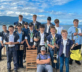 Les lutteurs de la Veveyse à la suite de leurs belles performances au bord du lac de Neuchâtel dimanche. DR