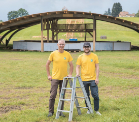 Christian Rouiller et le président de la jeunesse de St-Martin au logo de la rose des vents, Maël Vial, en pleins préparatifs du 27e Giron des jeunesses veveysannes. RÉGINE GAPANY