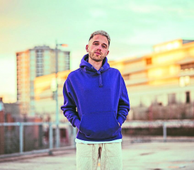 Le Veveysan Laurent Mottis a trouvé le style musical qui lui correspond: «Pop électro, avec des insertions vintage et une mélodie joyeuse et entraînante.» DR