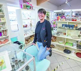 Laurence Jaccoud, accompagnée d’idéalement quatre employés temporaires, tient la boutique de seconde main Coup d’Pouce depuis presque sept ans. PHOTOS RÉGINE GAPANY