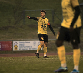 Le FC Châtel-Saint-Denis manque encore de maturité dans le jeu, estime le défenseur Louis Savoy, ici contre US Collombey-Muraz. ARNAUD SAVOY