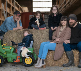 La famille Marc et Mathieu Piccand, de Saint-Martin, a pris la pose pour le projet. ALAIN WICHT & AGRI FRIBOURG