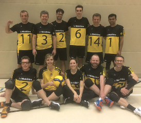 L’équipe qui a été désignée championne cette année (Laurent Pralong, avec le numéro 3, Aikaterini Gerofoti, en bas au milieu, Emmanuel Tabary, à sa droite). DR