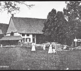 Le Messager, en collaboration avec la Bibliothèque cantonale et universitaire Lausanne (BCUL), propose à ses lecteurs une photographie de la région d’Oron et du Jorat issue de la Collection iconographique vaudoise. Vucherens, ferme. Carte postale, Editions Perrochet & David, La Chaux-de-Fonds, avant 1908. Mess.