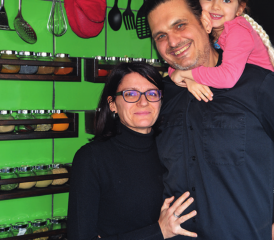 Lenverdeur, c’est aussi une histoire de famille: Claudia Fernandes, Jean-Claude Schlub et leur fille Ana, à l’endroit où les mets véganes sont préparés. CM