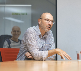 Laurent Menoud: «Différents sondages le confirment: les personnes âgées souhaitent rester dans leurs lieux de vie, tout en se rapprochant des centres, là où elles peuvent bénéficier de services et se retrouver en bonne compagnie.» CHLOÉ LAMBERT