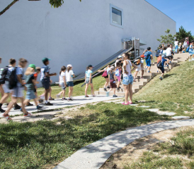 Quatre modules (voir l’image de synthèse ci-dessous) seront intégrés aux bâtiments de l’école des Pléiades. RÉGINE GAPANY