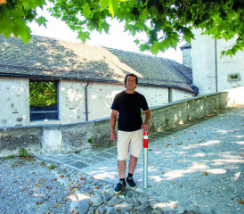 Francisco Galiana, le gardien du château d’Oron, assure l’entretien de la bâtisse du XIIe siècle depuis bientôt quatre ans. RÉGINE GAPANY