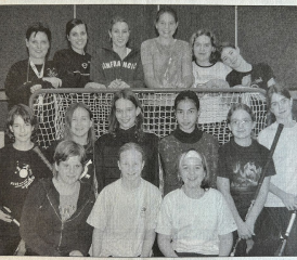 Ci-dessus, la première équipe junior féminine d’unihockey de Suisse romande en 2005. En haut à gauche, Maryline Vial-Pittet. PHOTOS DR