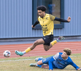 Dernier du classement, le FC Châtel-Saint-Denis de Marceau Rapsode (en jaune) a entamé sa «mission impossible» par un match nul samedi au Lussy. ANTOINE VULLIOUD