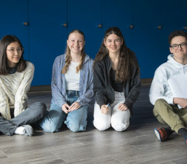 Miréla Bros, Mathilde Cherbuin, Ilona Ginguené et Naïm Berhili (de g. à dr.) s’apprêtent à débattre dans la salle du Grand Conseil. RÉGINE GAPANY