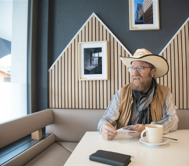 Le bricoleur et poète visuel Jacky Maquelin vit depuis 2016 aux Paccots. RÉGINE GAPANY