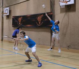 Le jeune Attalensois (au centre), ici en octobre dernier à Sierre, essaie de rendre son sport davantage populaire. DR