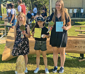 Anna (à gauche) et Audrey Ayer (à droite), en compagnie de Valentine Seydoux à Boveresse. DR