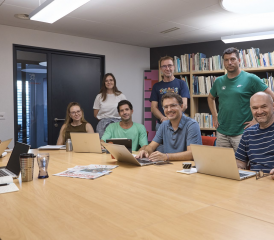 L’équipe de La Gruyère réunie autour de la table. De gauche à droite: Betty Dupasquier (stagiaire), Anaïs Rey (journaliste), Yann Guerchanik (rédacteur en chef adjoint), François Pharisa (rédacteur en chef), Eric Bulliard (rédacteur en chef adjoint). Debout: Angie Dafflon (journaliste), Philippe Huwiler (journaliste), Valentin Castella (journaliste). Absents sur la photo: Vincent Caille (journaliste), Xavier Schaller (journaliste), Quentin Dousse (journaliste), Glenn Ray (journaliste), Valentin Thiéry (journaliste), Karine Allemann (cheffe d’édition), Géraldine Tornare (polygraphe), Frédéric Vial (polygraphe), Chloé Lambert et Antoine Vullioud (photographes), Sylvie Gapany et Mélanie Oberson (secrétariat). PARALLÈLE