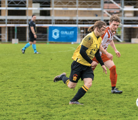 A 19 ans, Dayan Müller s’est imposé comme titulaire indiscutable sur le flanc droit de la défense du FC Châtel-St-Denis. ARCH - T. DELLEY