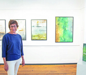 Rita Strahm-Minnig entourée de ses peintures qu’elle vient d’accrocher. Ci-dessous, «Incandescence». PHOTOS RÉGINE GAPANY