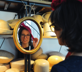Annick Roulet est intarissable sur l'histoire des moules, dont certains sont centenaires, qu'elle utilise pour former ses chapeaux. PHOTOS VJ