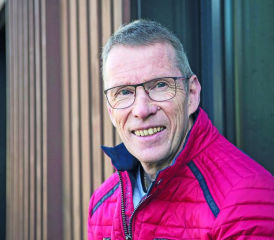 Raphaël Droux a choisi de poser devant l’école primaire de son village. ANTOINE VULLIOUD / LA GRUYÈRE