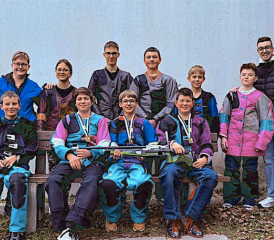 Les jeunes tireurs entourent les médaillés de bronze Sacha Ruchti, Thibault Pilloud et Vlad Constantinescu. A gauche, la présidente de la société Géraldine Sudan, à droite l’entraîneur Nicolas Henrique-Dias. DR