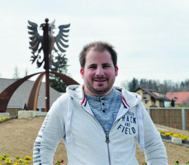 Morgan Pires a choisi de poser devant le giratoire de l’aigle, nouveau symbole de la ville. LE MESSAGER