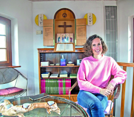 La vulnérabilité ne fait pas peur à Véronique Monnard, qui travaille avec un soin pastoral jusque dans ses tâches administratives. RÉGINE GAPANY