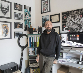 De Vevey à Châtel, en passant par l’Asie et l’Olympia, le graphiste Yoan Leresche a passablement roulé sa bosse. RÉGINE GAPANY