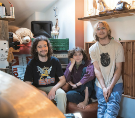 Jonathan Gay, Amelia et Alexander Kamber (de g. à dr.) sont des artistes couteaux suisses qui font tout eux-mêmes, de la musique à la sérigraphie de leurs T-shirts. RÉGINE GAPANY