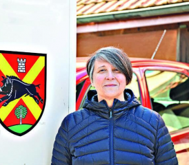 Claudia Dougoud a choisi de poser devant l’administration communale du Flon, à Bouloz. «J’y passerai beaucoup de temps ces cinq prochaines années», sait la future conseillère communale. LE MESSAGER