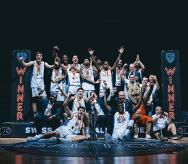 Huitième Coupe de la Ligue pour Fribourg Olympic et premier titre pour son entraîneur assistant attalensois Patrick Pembele. SWISS BASKETBALL